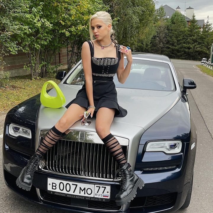 Юля гаврилина машина Роллс Ройс