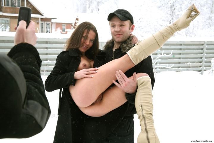 Девушки без трусов зимой