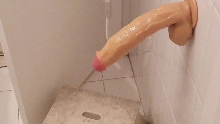 Фаллоимитатор на присоске в ванной