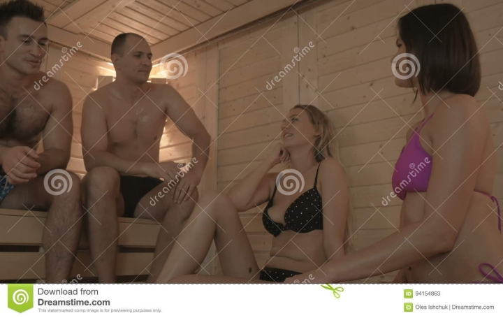 Поменялись женами в сауне