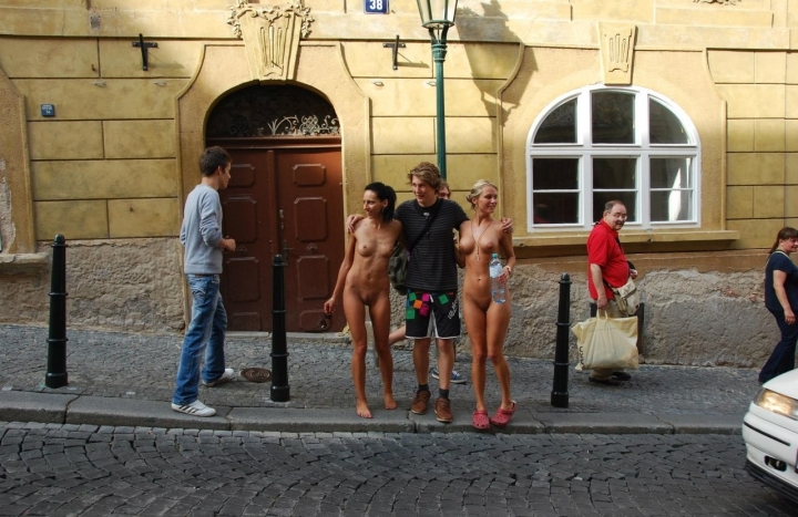 Эротическая фотосессия в Праге голая на улице